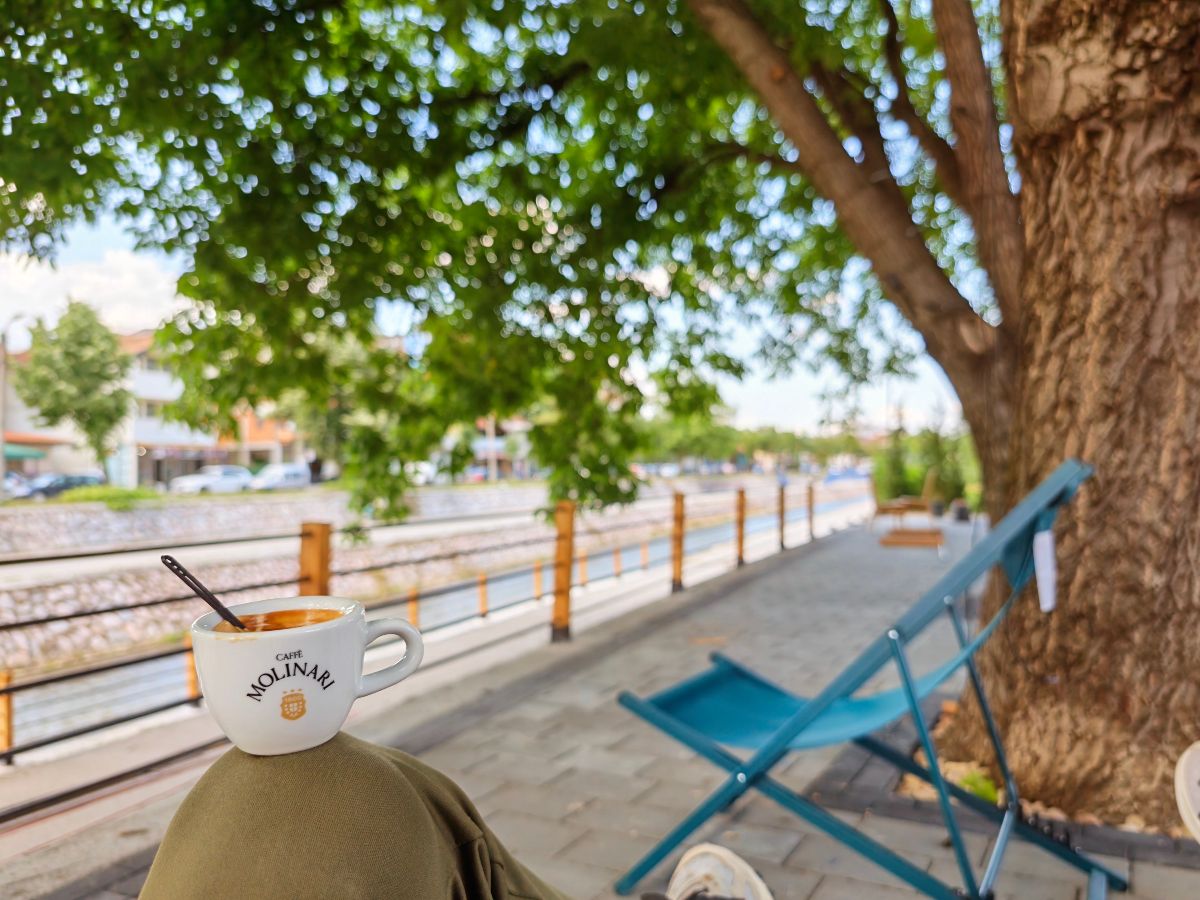 Kafa u hladu oraha pored reke